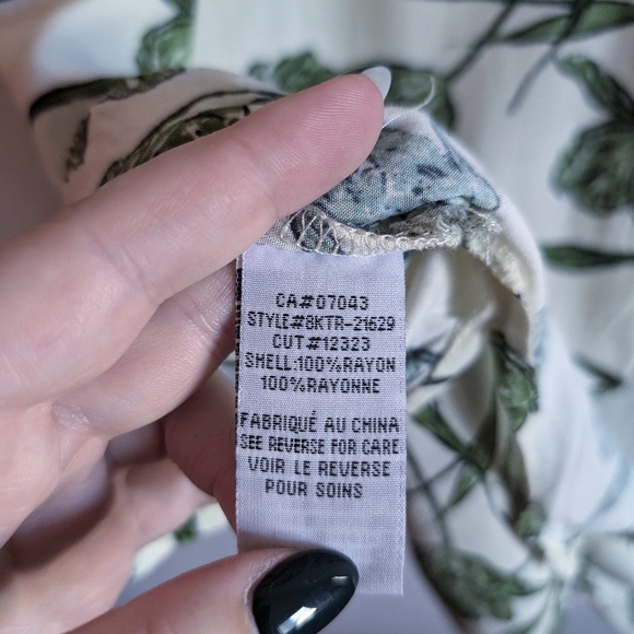 Velvet Heart Floral Button Down - Picture 9 of 9